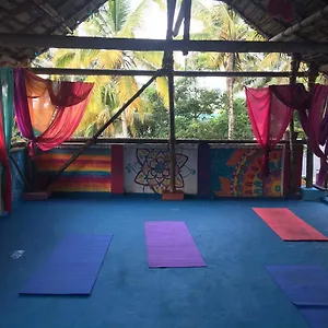 Mk Gardens Surf & Yoga House Guest house